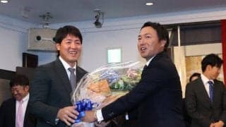 岡本和真、長野に花束渡され大慌て「やばい、やばい」　オフの去就注目…場内爆笑