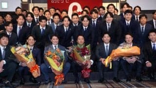 長野久義の引退会見、坂本ら53人がサプライズ登場　思わずツッコミ「来すぎじゃない？」