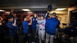 山本由伸「最高な瞬間！」　試合終了から3時間…大谷翔平らと喜びの儀式、ベンチ裏祝福も