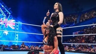 ある意味ご褒美？ 女子レスラー、屈辱的な“ケツ爆弾”に悶絶…ラテン系美女の「情熱的な」人気技に会場も大興奮