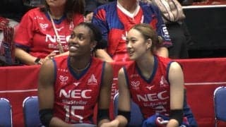 突然何を…女子バレー、カメラに抜かれ咄嗟に可愛い行動 日本代表でもブレイク中の23歳金髪女子の振る舞いが話題