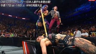 日本人女子タッグの暴挙に“豪ファン”が怒りの大ブーイング 負け試合の腹いせに“テーブルKO葬”