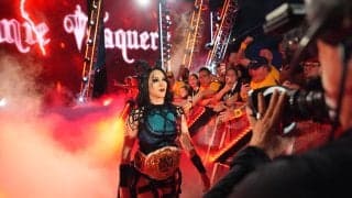 美女レスラーの“地獄の餅つき”に悶絶…マットに連続「強制キス」独特すぎるアクロバティック技が話題