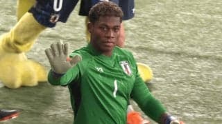 驚愕！GK鈴木彩艶の“地を這う爆速パス”が「ゴールより印象的」「スピードえぐい」ブラジルを切り裂いた瞬間「西川師匠の直伝！」