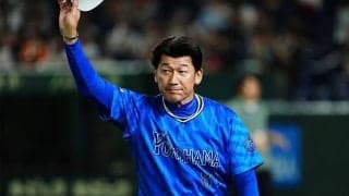 藤川監督、退任の三浦大輔監督に花束　DeNAは辞任届を受理…CSファイナル3連敗、場内「三浦コール」