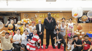 シャックが吉本興業の劇場を訪問…やってみたい芸はとにかく明るい安村の”全裸ポーズ”