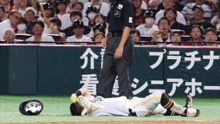 鷹にアクシデント…中村晃が審判と激突し負傷交代　担架で退場→救急車で搬送、球場騒然