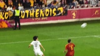 「後ろに目が付いてる？」日本代表MFの“驚愕ダイレクトパス”にSNS騒然「この空間認知力よ」後方からの浮き球を華麗に捌いた瞬間