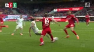 日本代表DFが衝撃の“強引クロス”で決定機演出「アシストかと…」「勢いを作るプレー」倒れながらの無理やりパスが脚光