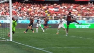 衝撃！鈴木彩艶が“神業セーブ”「ほんとに人間か？」「猫みたいな反射神経」至近距離弾を右手１本で弾いた瞬間「今季最優秀やろ」