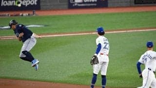 送球にジャンプして妨害…大一番の“謎行動”に米唖然「一体何を」「初めて見た」