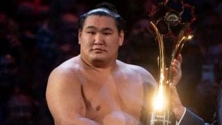 ロンドン公演Vの横綱がサッカー名門クラブのピッチに降臨！四股を踏み、銅像には塩をまく　ファン熱狂「なんて光栄なことだ」