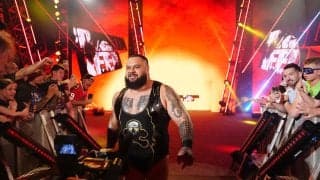 デカすぎる！ 人気巨漢レスラーが“日本のプロレス聖地”でドヤ顔ポーズ…伝統ジャケットで“威圧”の一枚に「本物の男たち」