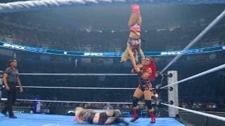 「完全に自爆」“金髪美女×怪力ゴスメイク”異色の女子タッグがまさかのミス…まさかの事態に“お口あんぐり”の一部始終