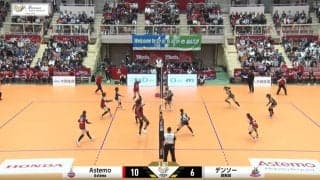 女子バレー、気になって仕方ない… 選手より目立つ“熱血”ヘッドコーチ 情熱的リアクションに釘付け