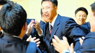 札幌日大の窪田洋祐選手がオリックスの4位指名　同級生とハイタッチ