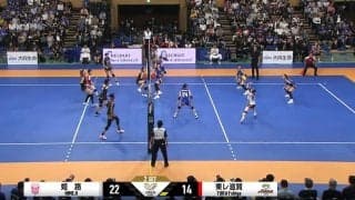 女子バレーで“あわや”顔面直撃の強烈スパイク 反射神経“えぐっ”驚きの超絶レシーブにアリーナどよめき