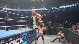 「すごい跳躍」“元体操選手”の美女レスラー、命知らずのバク宙ダイブにファン騒然…格上相手に強烈なインパクト残す