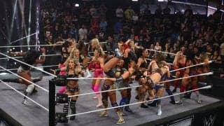 痛恨ミス！ 美女レスラー、鉄柱でツルリ…前代未聞の“ドジっ子ハプニング”にファン総ツッコミ「自分でわろてるやん」