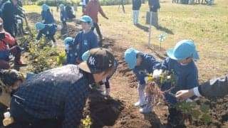 【岩手競馬】水沢競馬場で園児がさつまいも収穫祭…岩手競馬騎手も参加し笑顔の交流