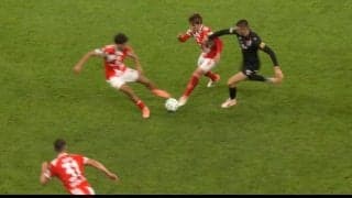 「もろに足削ってる」佐野海舟、危機一髪「結構えぐいタックルやん」超危険な足裏キックをギリギリ回避も味方選手が被害に