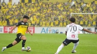 雨の日立台で“神ユニット”誕生!?｢ふたりともめちゃ可愛い｣黄色×水色ユニフォーム姿の“勝利の女神”ツーショット！  8年ぶりの再会に｢大人になったねって言われた｣