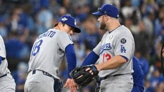 山本由伸の完投直後、マンシーが“粋なプレゼント”　マウンドで広がった光景…笑顔でハグしたワケ