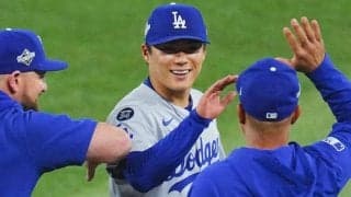 完投直後の山本由伸に…大谷翔平が差し伸べた“手”　球団公式が公開した歓喜の瞬間