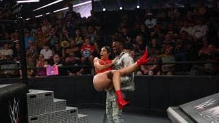 嫉妬の嵐！ 場外転落の女子レスラーを“お姫様キャッチ”→見ていた彼氏に凄まれてしまう…ファンは呆れ「まんざらでもなかったなw」