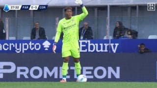 えっ、鈴木彩艶が蹴るの！？GKなのにピッチ中央のFK担当→決定機演出「戦術ザイオンすぎるw」「キックえぐい」ファン騒然