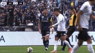 “豹変”に騒然！ 福岡DFが危険キック被害に大悶絶→いきなり復活で激怒「ガッツリ蹴り上げてる」「めちゃくちゃ大丈夫だったw」