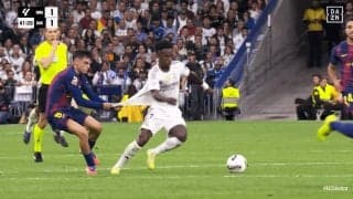 「おーい！引っ張りすぎ！」ヴィニシウスが超加速→ペドリの大胆ファウルにSNS衝撃「体幹えぐいな」「ユニの耐久性がすごい」