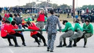旧海軍から防大へ受け継がれる棒倒しの伝統　女子による棒引きも登場