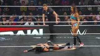 小柄な美女レスラー、ビンタ一発で“ぐにゃり”半失神 レフェリーに抱きかかえられる