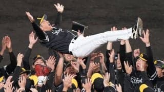 「首位打者に代打…勝負の流れを引き寄せた」日本一ソフトバンク逆転の転機　球界OB称賛「野球が厳しかった」【日本シリーズ】