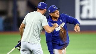 何が起きた…！？ ド軍ロバーツ監督に“想定外のアクシデント”「危なっ！」「大丈夫か？」 練習中に“まさかの衝撃展開”「監督って大変だな」