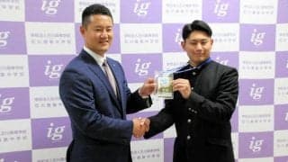 楽天ドラフト4巡目、学法石川・大栄選手にスカウト部長があいさつ