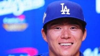 山本由伸＆佐々木朗希が熱い抱擁　“劇的勝利”の直後…ド軍公式だから激写できた瞬間