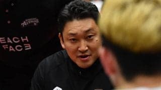 B1越谷・安齋竜三HCが試合前にあいさつ…活動停止明け初のホームゲーム、客席からは拍手