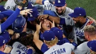 ロハスの劇的弾に、山本由伸の中0日登板…ドラマがありすぎたドジャースの連覇に米記者も衝撃「こんな展開は脚本でも書けない」