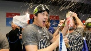 大谷は満面笑み…ド軍の日本人が3人集結！　世界一達成後に“胸熱の1枚”撮影