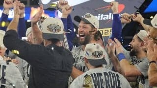 ド軍カーショー、世界一に号泣「オーマイガー」　家族の前で堪えられず…泣き崩れハグ