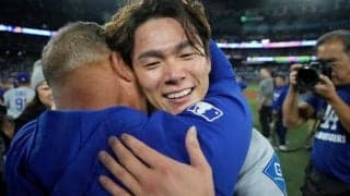 山本由伸がグラウンドで流した涙　指揮官の熱いハグ、耳元で言葉…感極まった表情に