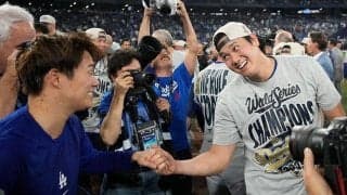 大谷翔平も山本由伸“最敬礼”「本物は本物を知る」　MLB公式が紹介…歓喜の美酒の光景