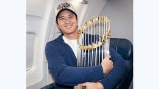 ド軍が機内ショットを公開　大谷がトロフィー手に笑顔…由伸は“スヤスヤ”、LAへ移動