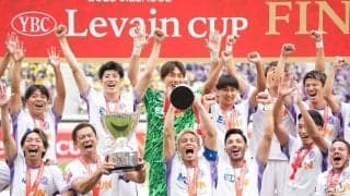 紫と黄色に染まった国立競技場で広島が掲げた歓喜の優勝カップ！ バットマン田中聡のキーマン封じ＆中野就斗のロングスローから荒木隼人の渾身ヘッド＆ジャーメイン良のボレー弾！