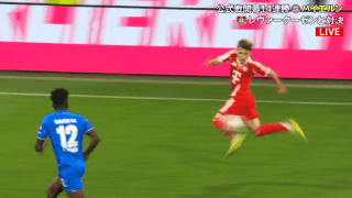 驚愕！17歳神童の“芸術的トラップ”が「メッシすぎる」後方からのパスをアウトサイドで完璧に操った瞬間「バイエルン・ファンは幸せ」