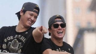 山本由伸が英語スピーチで絶叫「I love Dodgers, I love LA」　WS優勝セレモニーで主役に