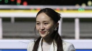 ももクロ・百田夏菜子がJBCクラシックのプレゼンターとして登場…純白ドレスで華やかに花束を贈呈