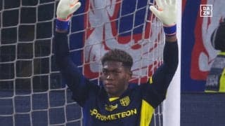 「キックだけで金が取れる」鈴木彩艶の“70m弾丸フィード”にファン驚愕！「どんだけ飛ぶねん」「精度めちゃくちゃいい」